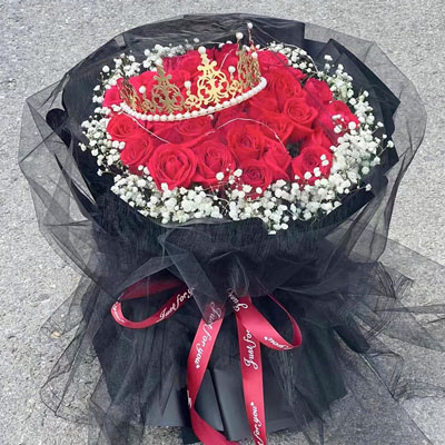 黔西南33朵红玫瑰满天星皇冠,爱情圆满